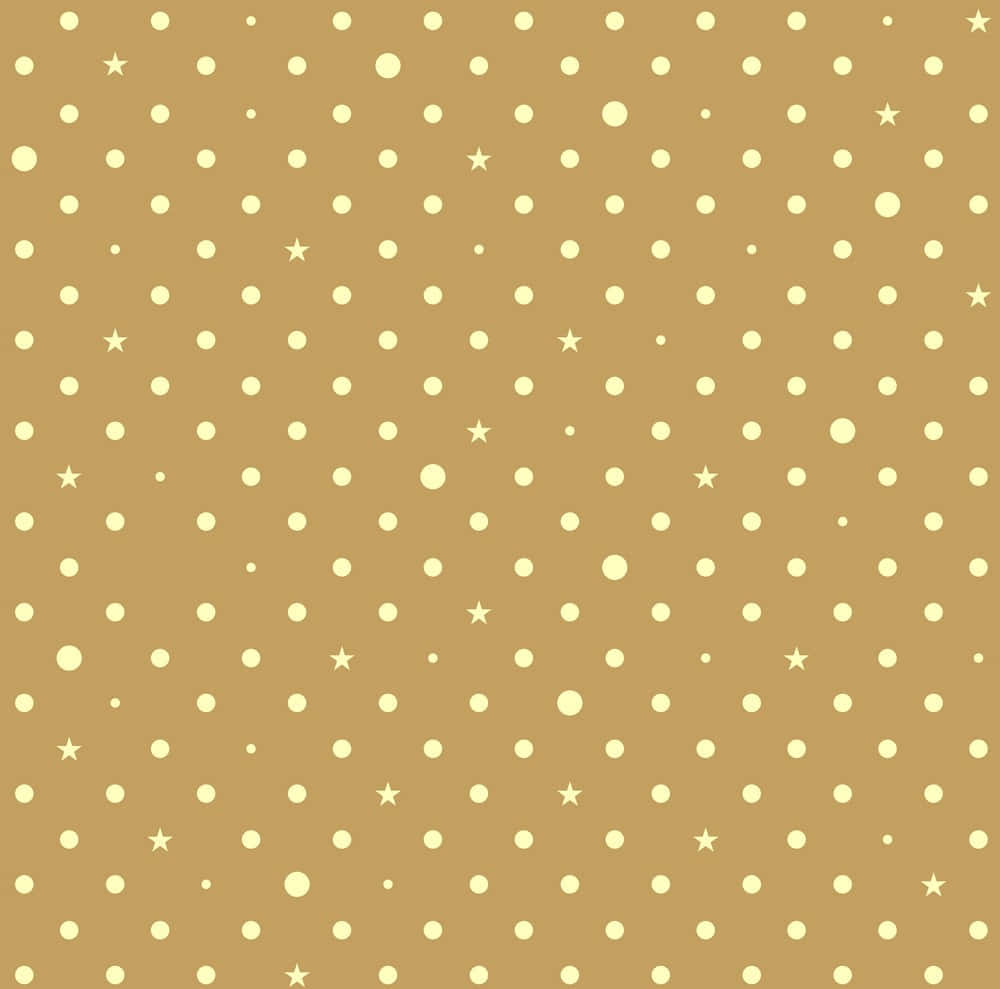 Brown Polka Dots 桌布 壁紙 — 溫暖的米色背景，點綴著散落的奶油色圓點和小星星，形成俏皮的重複圖案。