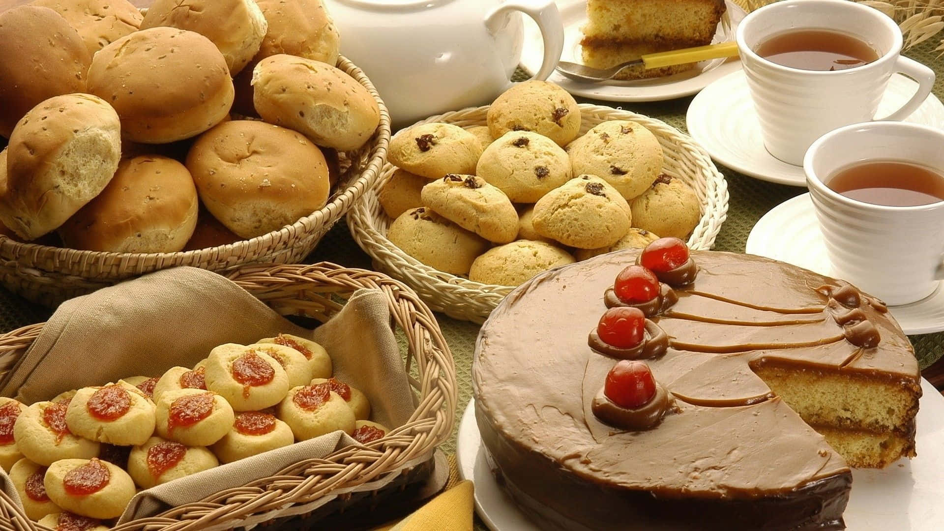 Pastry 桌布 壁紙 — 溫暖誘人的新鮮烘焙食品，包括麵包卷、餅乾和帶櫻桃的朱古力蛋糕，搭配茶享用。