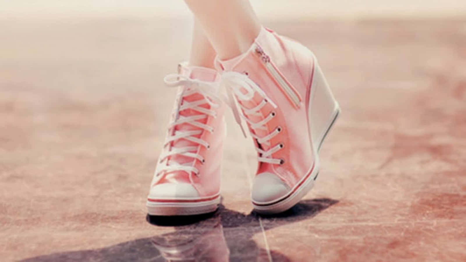 Pink Shoes 桌布 壁紙 — 溫暖陽光下，粉紅色高筒楔形運動鞋配白色鞋帶，特寫於反光的粉紅色路面上。