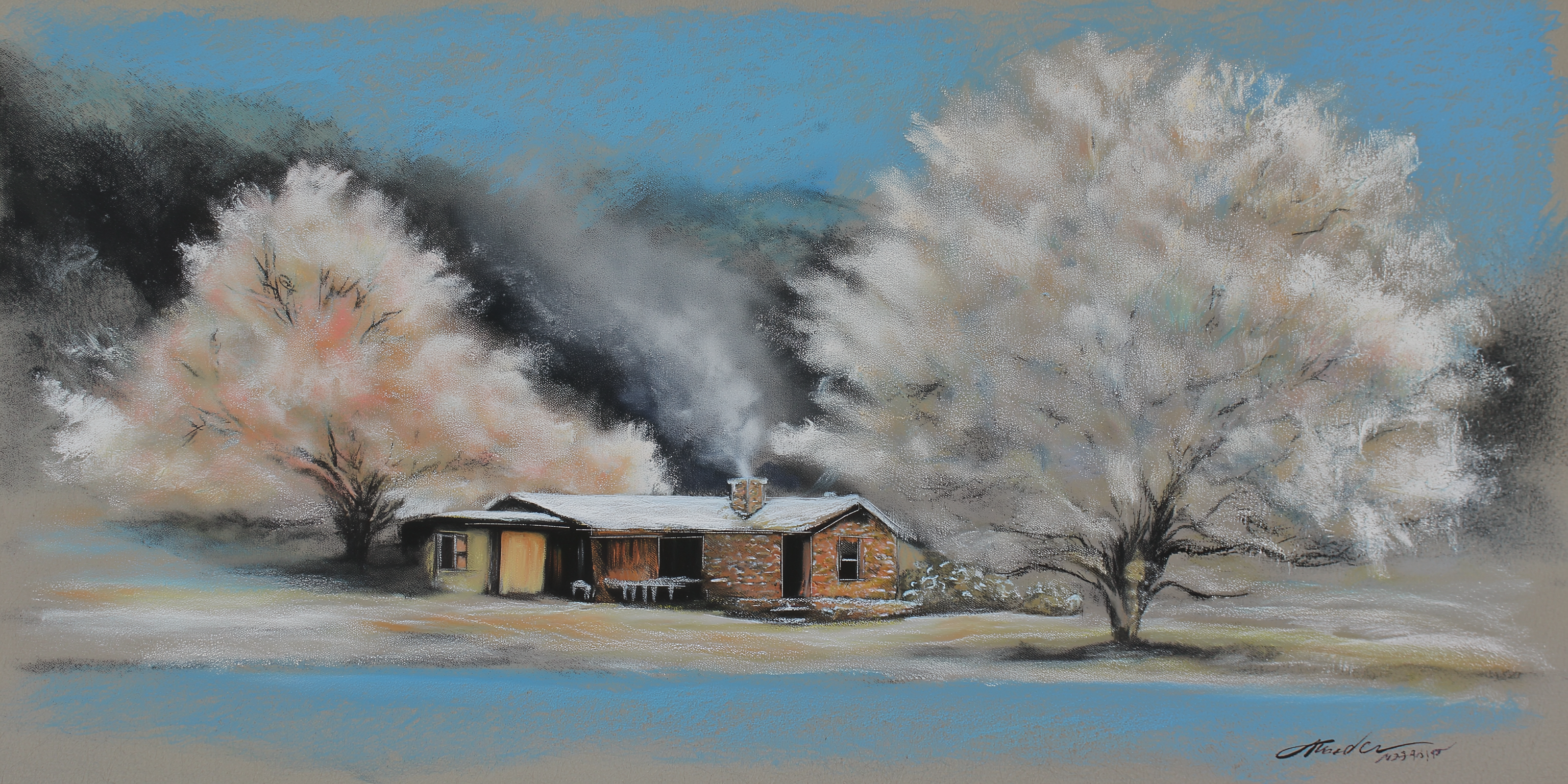 溫馨冬季小屋 壁紙 — 一間舒適的石屋，屋頂積雪，煙囪冒煙，坐落於兩棵大雪覆蓋的樹木之間，天空清澈湛藍。