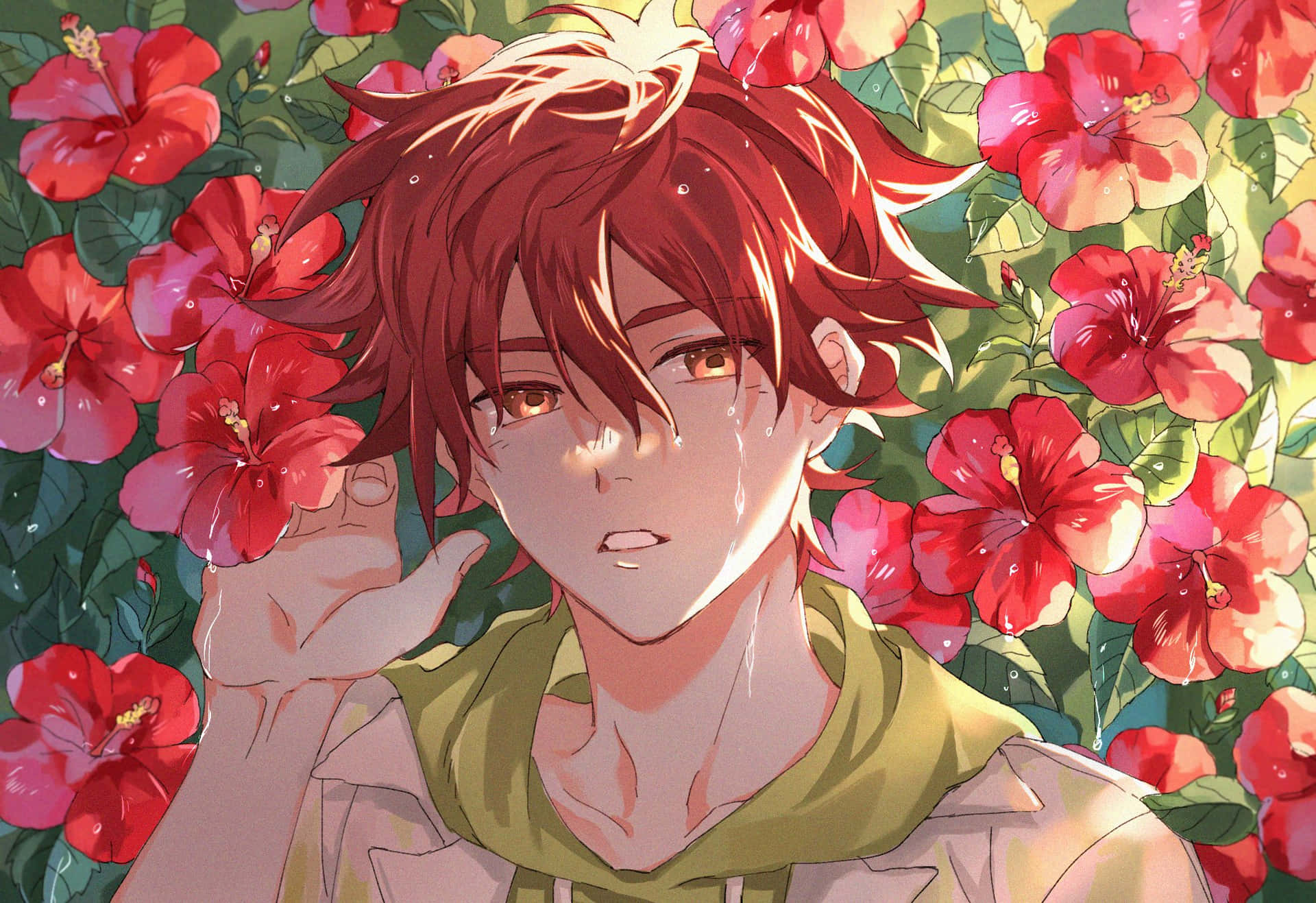 紅髮動漫男孩在陽光花園中被紅色木槿花包圍。
