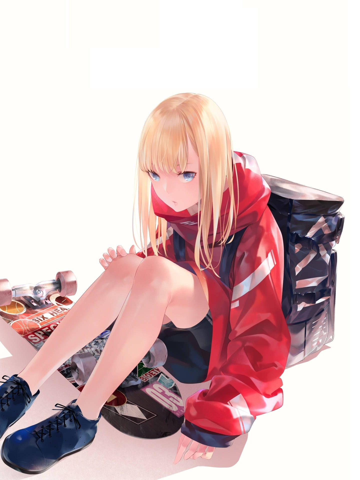 滑板動漫少女穿時尚連帽衫 壁紙 — 一位金髮動漫女孩穿著紅色連帽衫，盤腿坐在滑板旁邊，背著黑色背包，背景是明亮的白色。