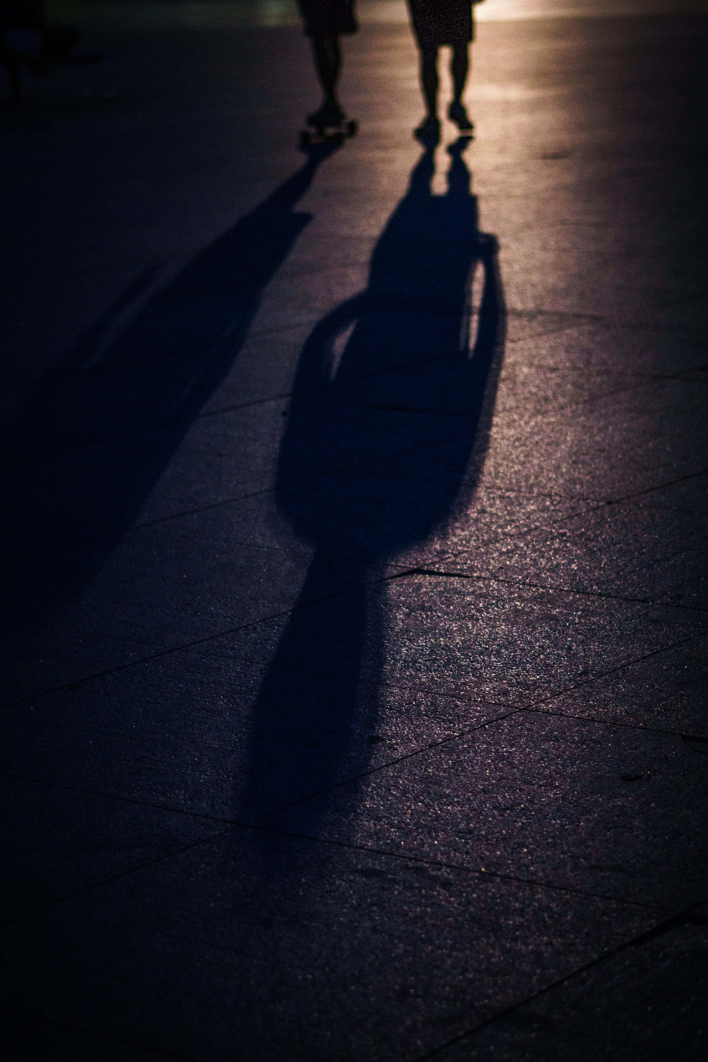 shadow 桌布 壁紙 — 滑板手的長長戲劇性影子在金色暮光下伸展在濕漉漉的路面上。
