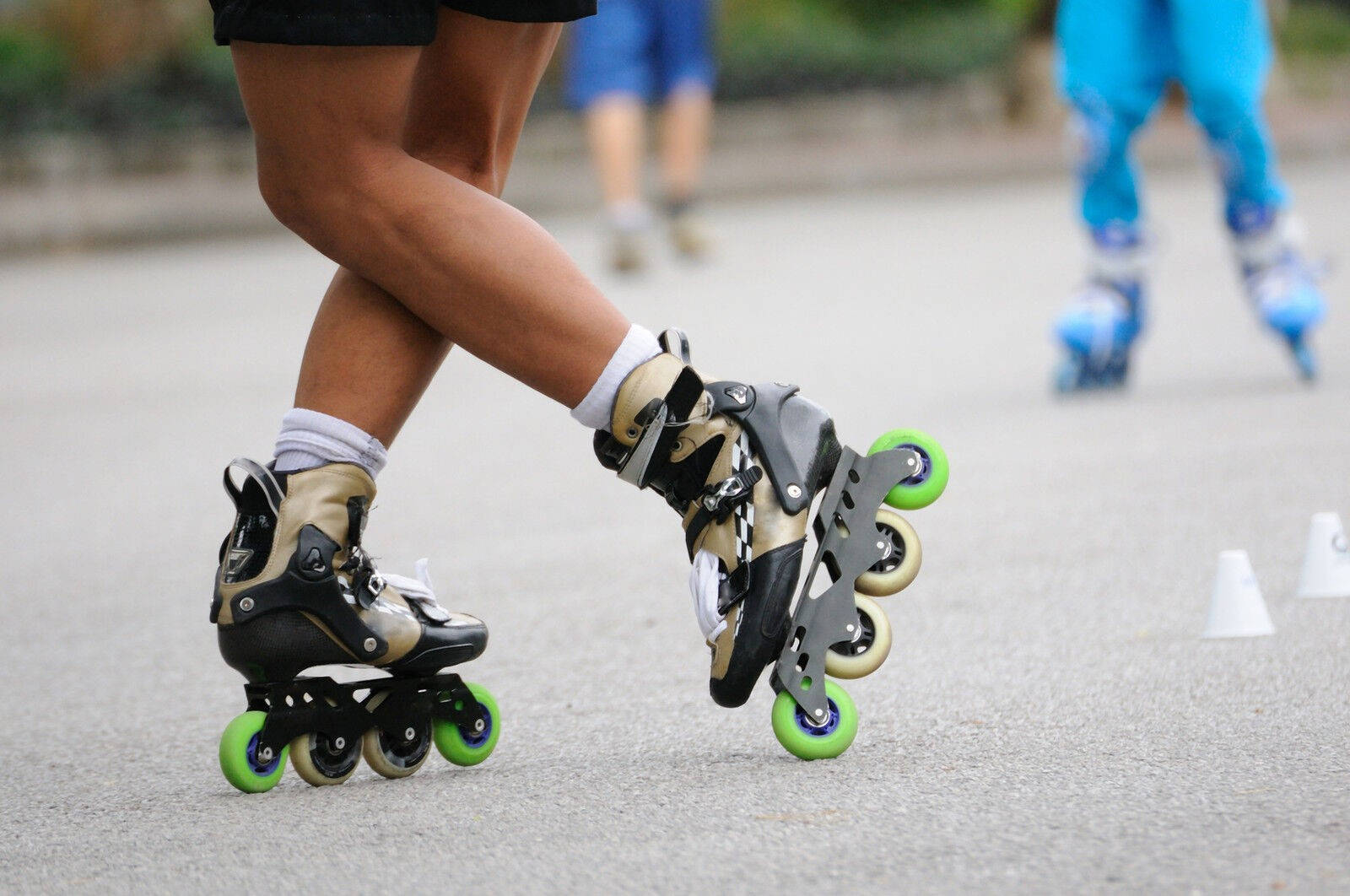 喺訓練雪糕筒附近嘅行人路上踩roller skate嘅人