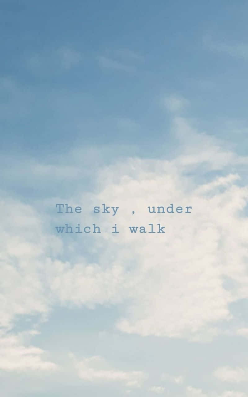 滿天藍雲！ 壁紙 — 寧靜的藍天，柔軟的白雲，中央文字寫著「The sky, under which i walk」。