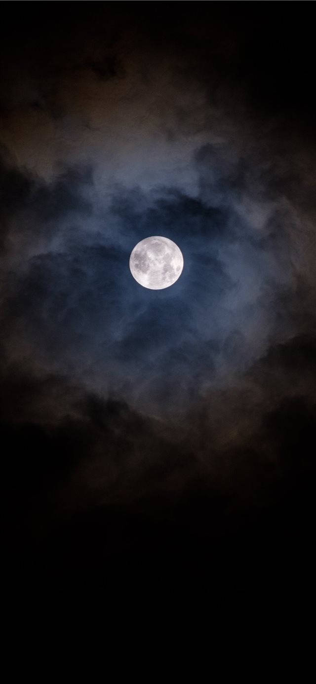 滿月穿過夜間烏雲閃耀。