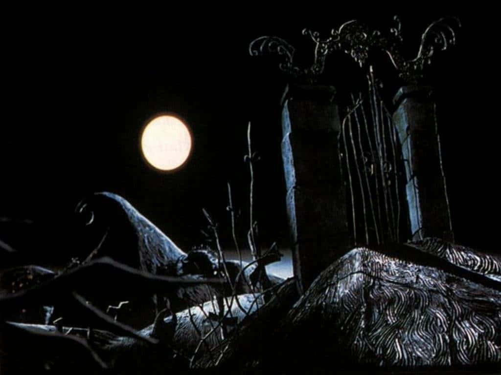 corpse bride 桌布 壁紙 — 滿月下帶有扭曲樹枝和深色石紋的陰森墓地大門。