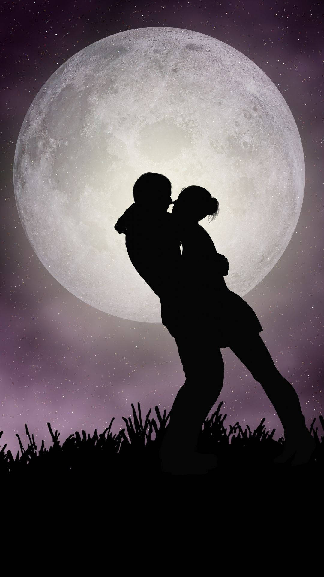 情侶在滿月下、星空夜晚的草地上親吻。