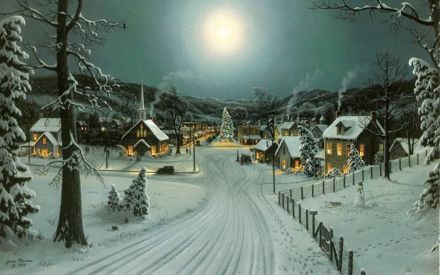 滿月下的溫馨冬夜 壁紙 — 明亮的滿月下，一個被雪覆蓋的村莊，有溫暖燈光的房屋和裝飾好的聖誕樹。