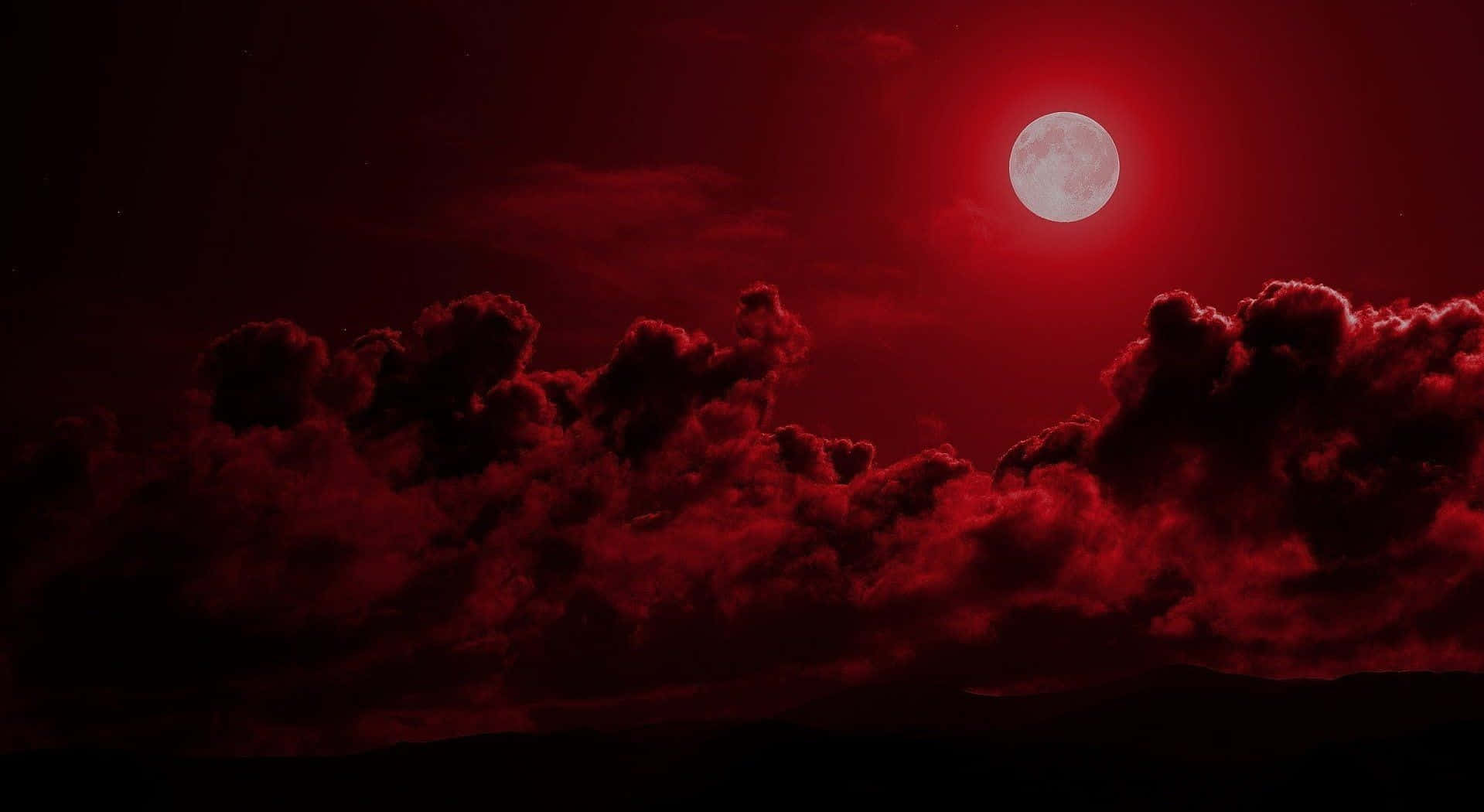 一輪紅月在暗雲後升起，呈現深紅色的夜空。