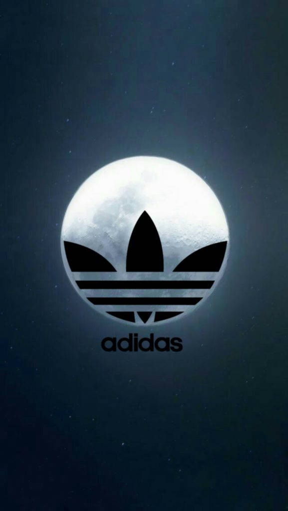 滿月標誌阿迪達斯 iPhone 壁紙 — Adidas 標誌疊加在滿月上，背景是深藍色漸變的星空夜空。