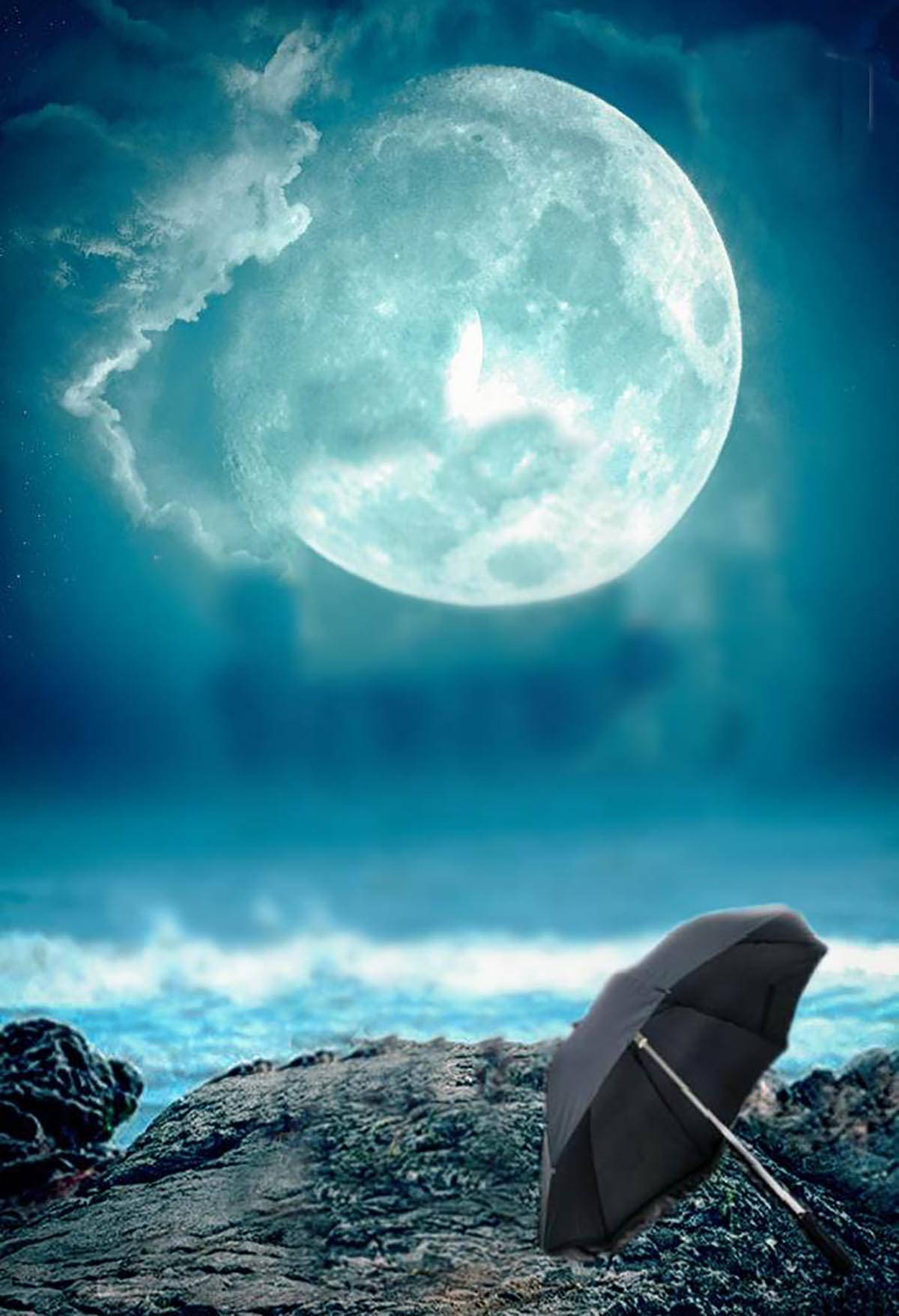 滿月海景Picsart 壁紙 — 一把孤獨的黑色雨傘擱在岩石海岸上，下方是巨大的發光月亮，在洶湧的海浪上投射出空靈的藍光。