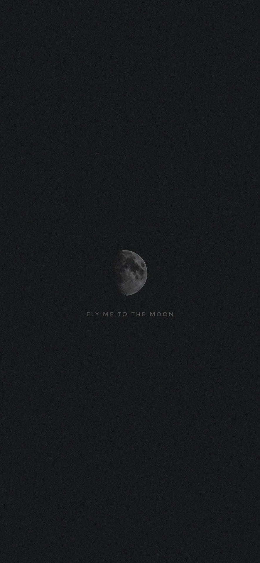 滿月與《Fly Me to the Moon》 壁紙 — 一彎孤獨的月牙掛在深邃的黑色天空中，下方有微弱的文字寫著fly me to the moon。
