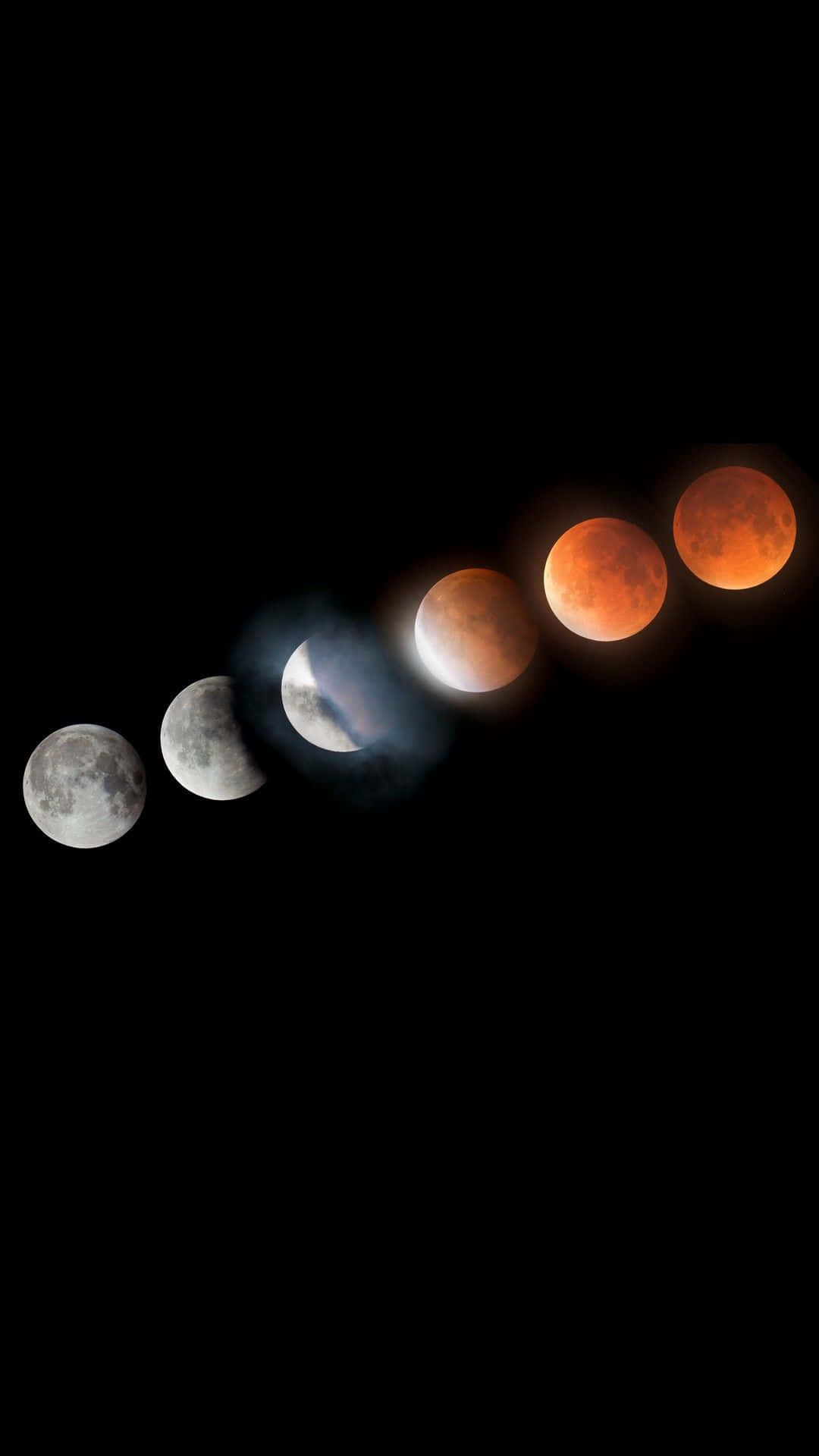 滿月與繁星點綴的夜空 壁紙 — 一系列月相從滿月過渡到月全食，在黑色天空中發出紅光。