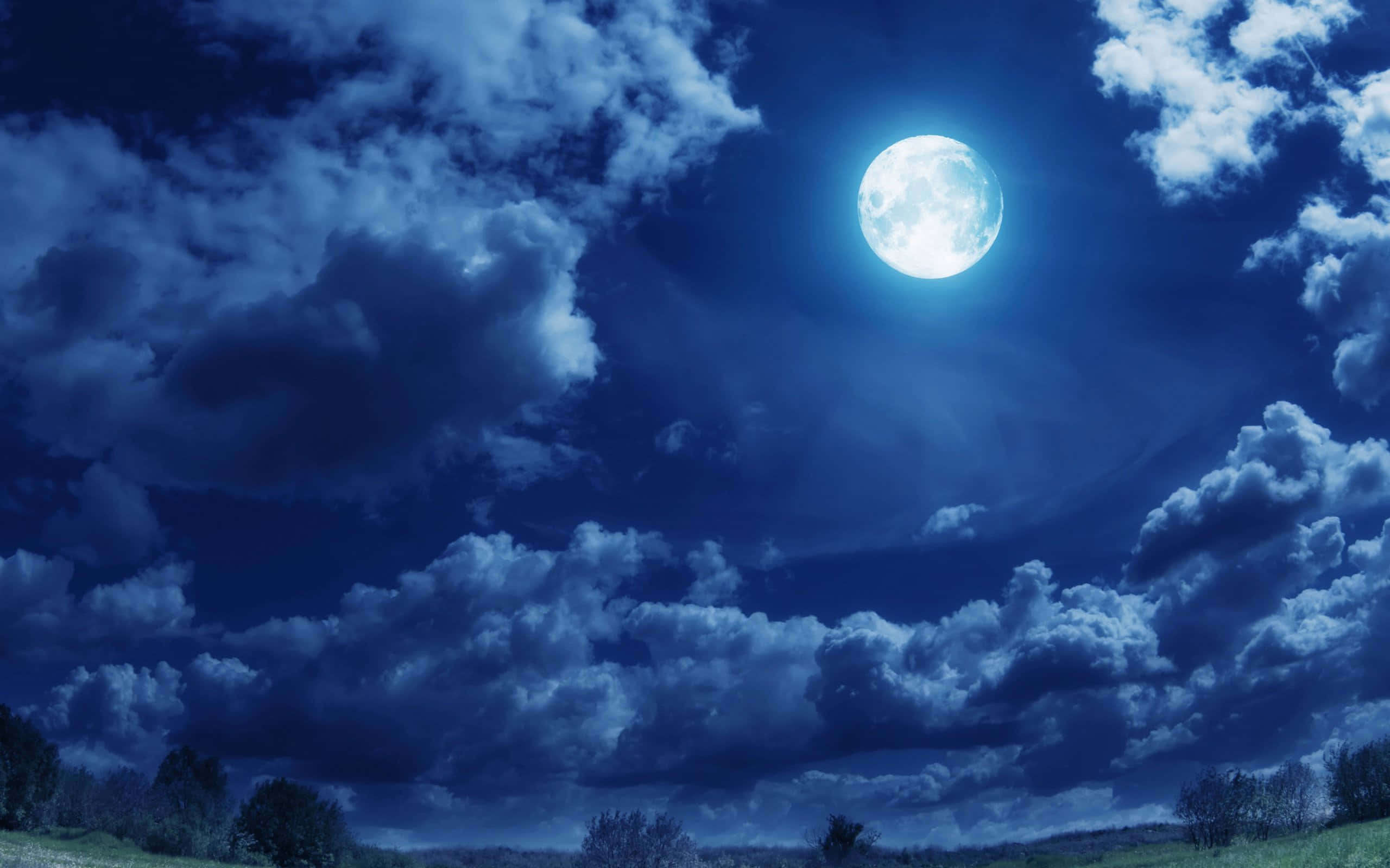 滿月高掛天空，雲朵相伴 壁紙