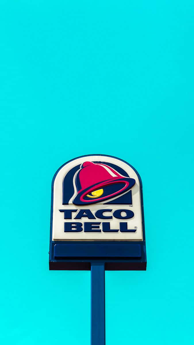 Taco Bell餐廳招牌，在藍綠色背景上有紅色鈴鐺標誌。
