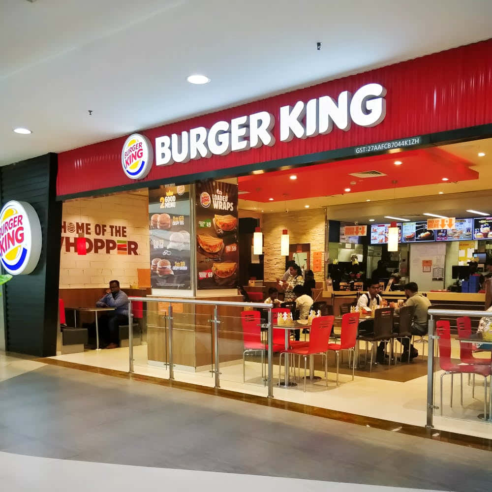 Burger King 餐廳，有顧客在購物中心內用餐。