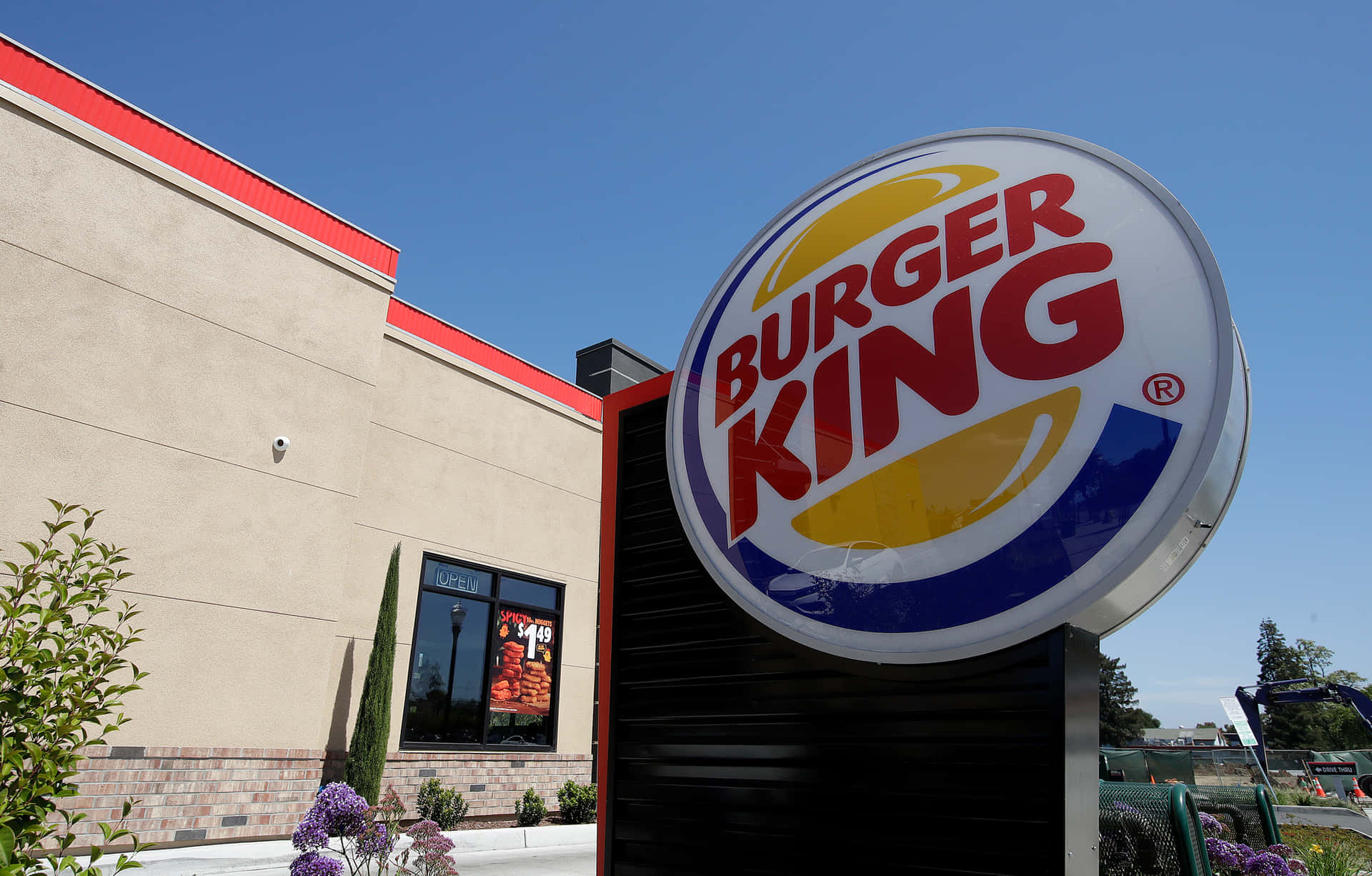 陽光明媚的日子裡，Burger King餐廳招牌和建築。