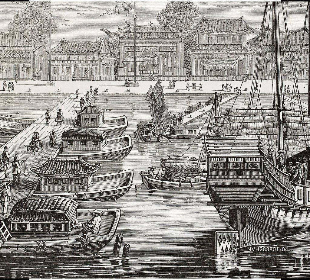 歷史中國河港，配有船隻和傳統建築物。