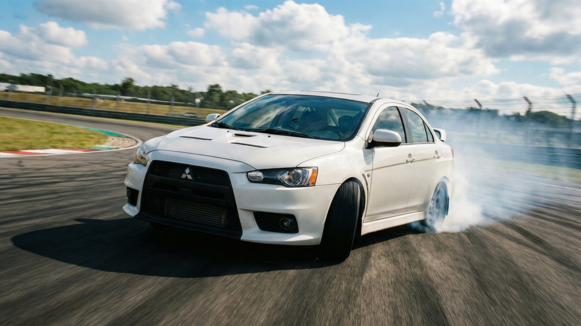 白色三菱Lancer Evolution在賽道飄移，帶有煙霧