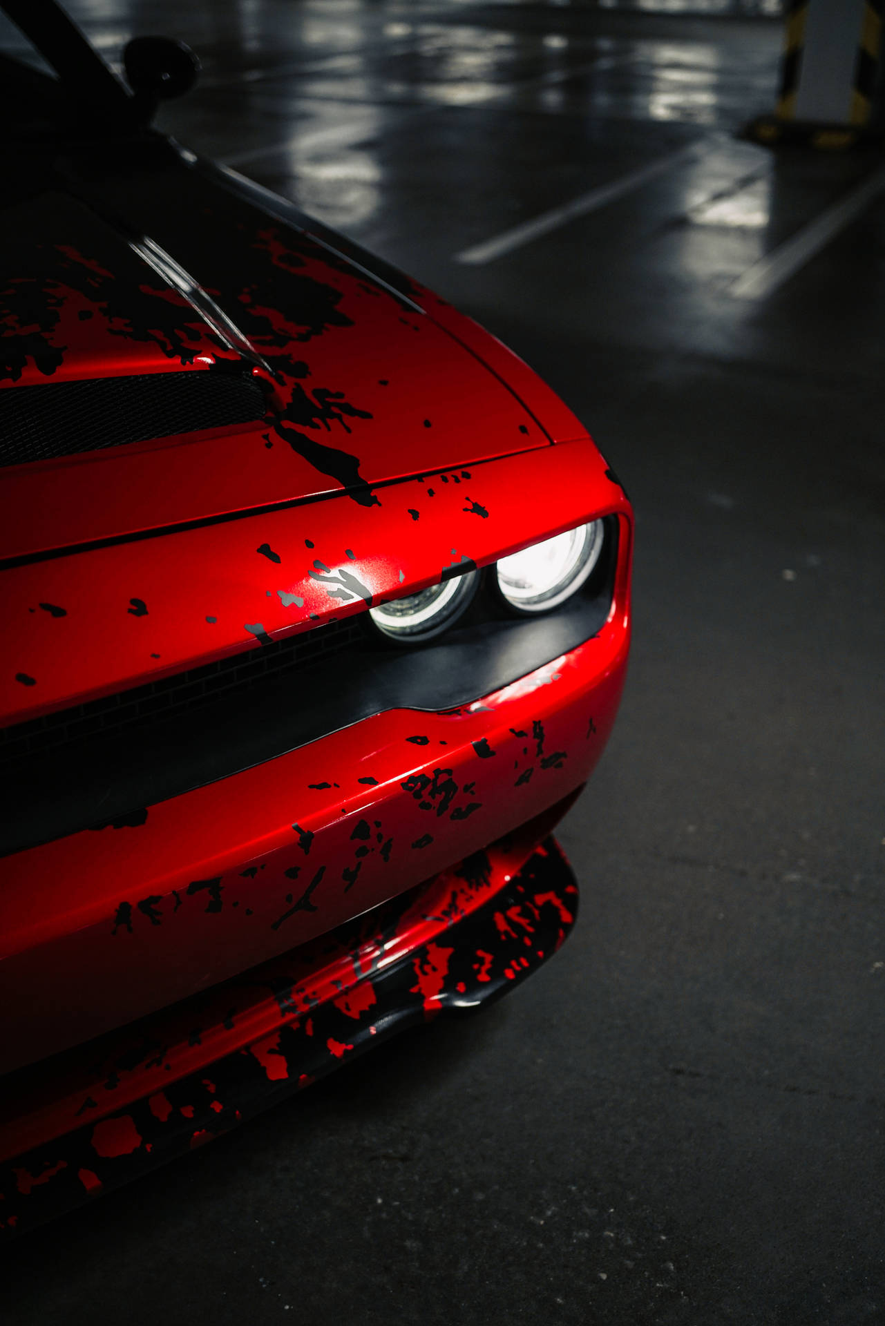 紅色跑車在黑暗車庫中帶有黑色潑漆。 — Dodge challenger GIF 壁紙
