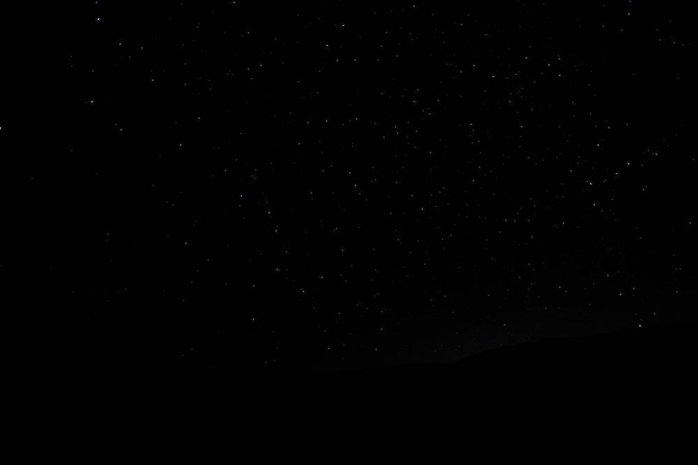 Laptop 桌布 壁紙 — 漆黑的群山輪廓之上，滿天繁星閃爍的夜空。