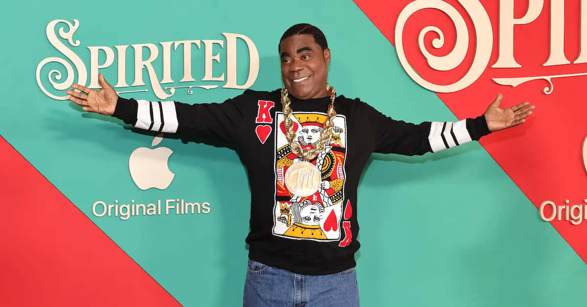 Tracy Morgan 桌布 壁紙 — 演員 Tracy Morgan 在電影《Spirited》首映禮上，穿著國王啤牌衛衣，露出燦爛笑容。