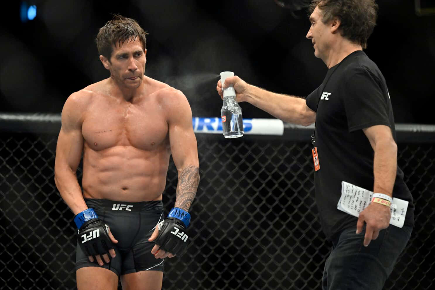 UFC拳手在八角籠內被教練噴水