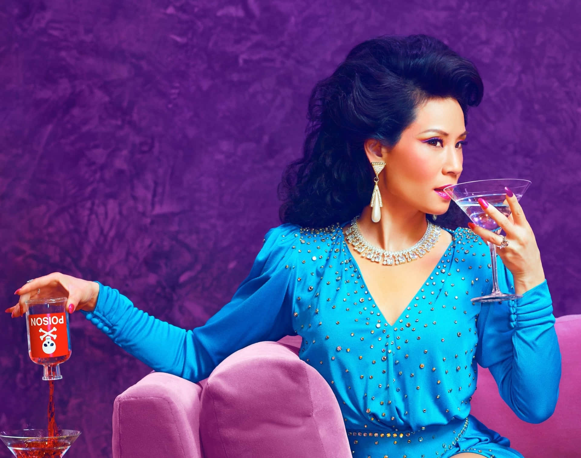 一位時尚嘅女士身穿藍色連身裙，手持馬提尼杯倒緊飲品。