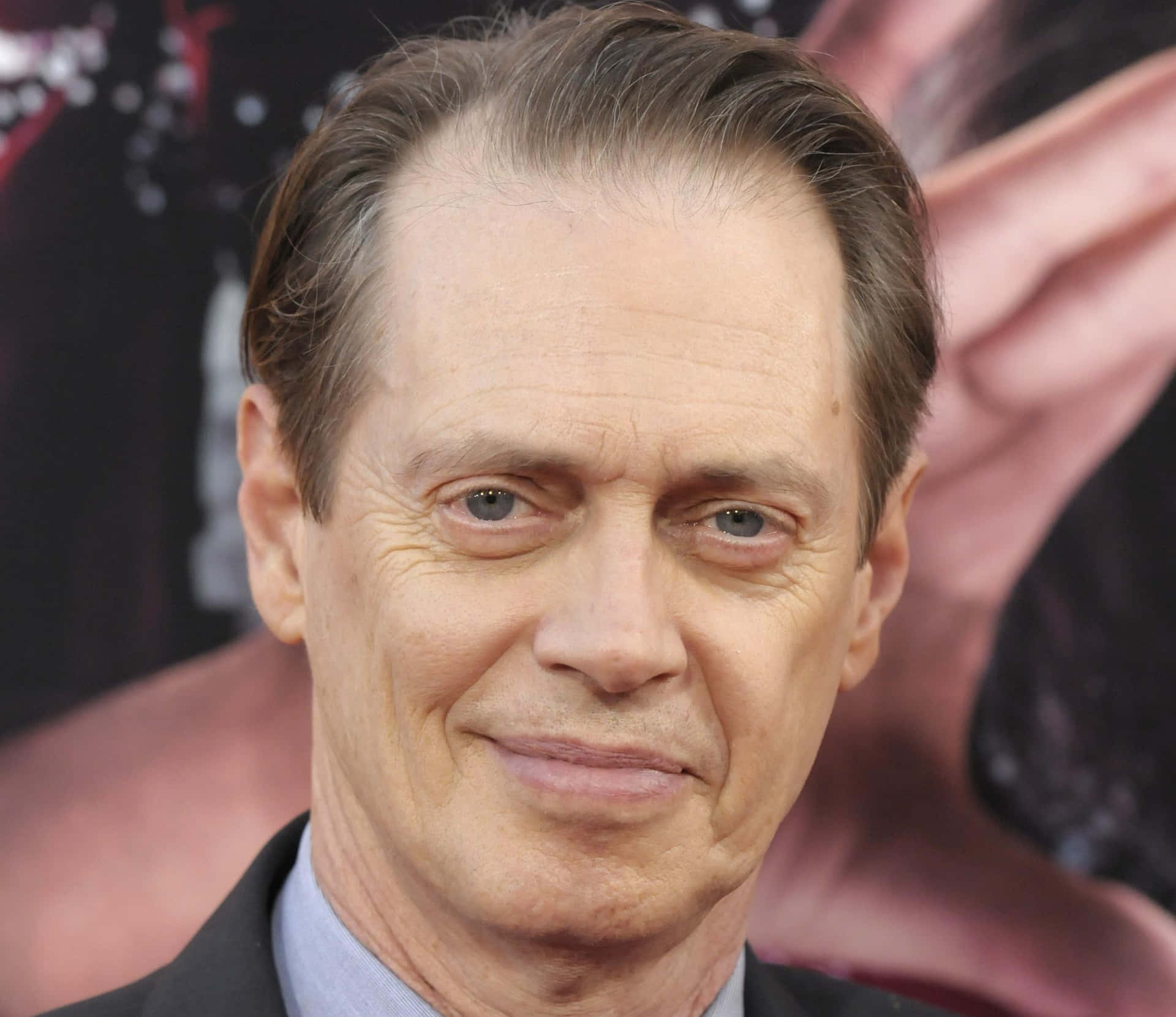 steve buscemi 桌布 壁紙 — 演員史提夫·布西美的特寫肖像，穿著西裝打領帶，在紅地毯活動中帶著微妙微笑。