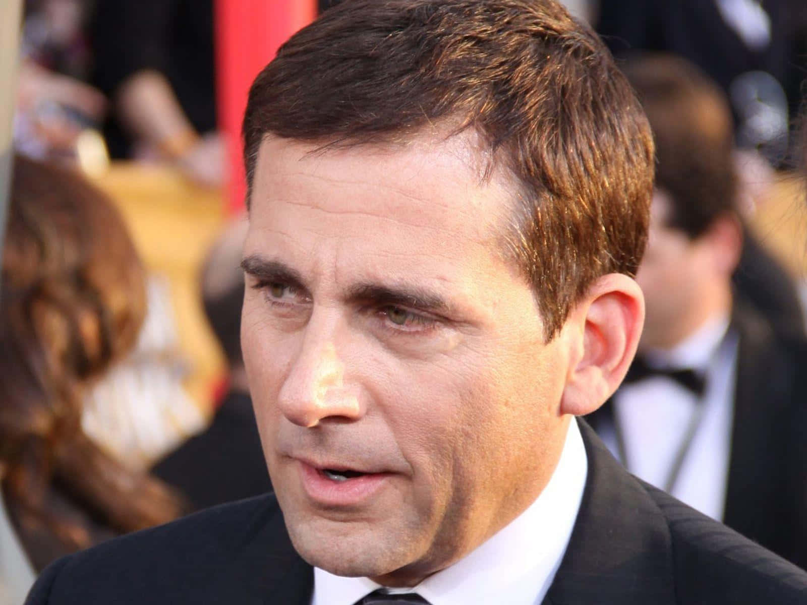 steve carell 桌布 壁紙 — 演員史提夫加維身穿禮服，在華麗的紅地毯活動中望向鏡頭外的特寫。
