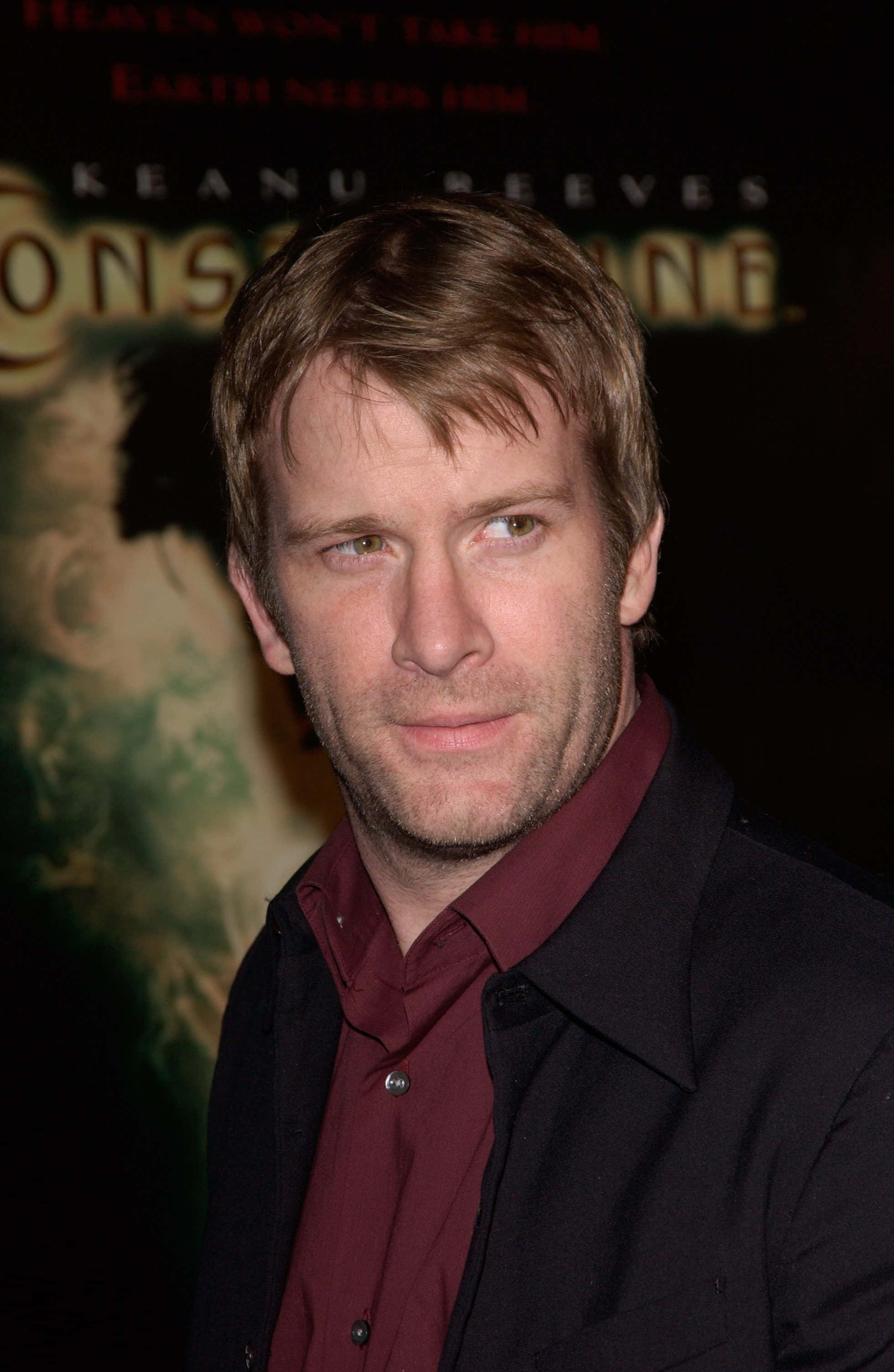 Thomas Jane 桌布 壁紙 — 演員奇洛·李維斯出席《魔間行者》宣傳活動，背景為帶有電影文字的深色背景。