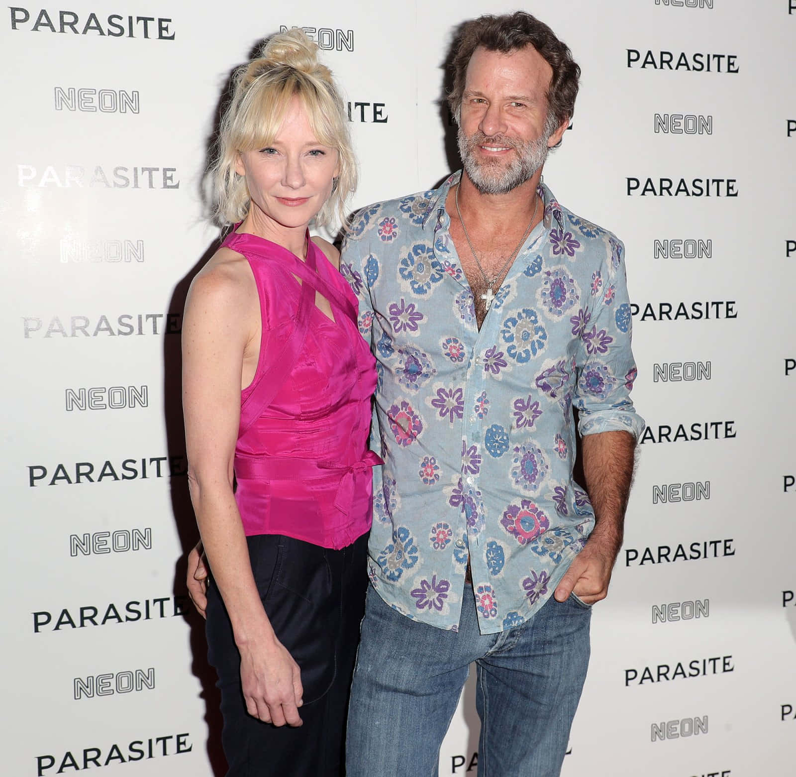 Thomas Jane 桌布 壁紙 — 演員姬絲汀·登絲與身穿花卉圖案襯衫的演員在《寄生蟲》電影首映活動中一起擺姿勢。