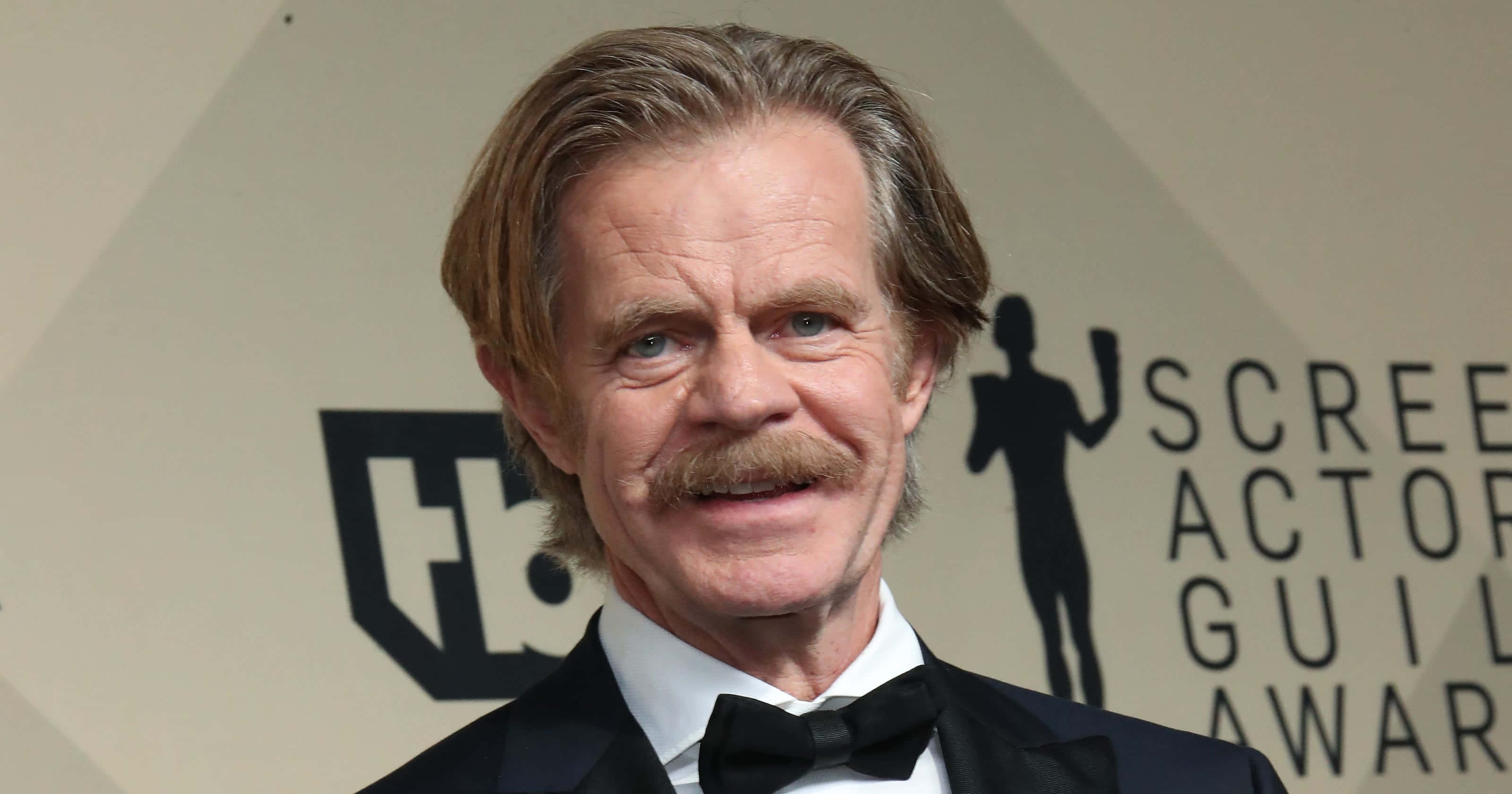 william h. macy 桌布 壁紙 — 演員威廉·H·麥西穿著燕尾服在美國演員工會獎紅地毯活動上微笑。