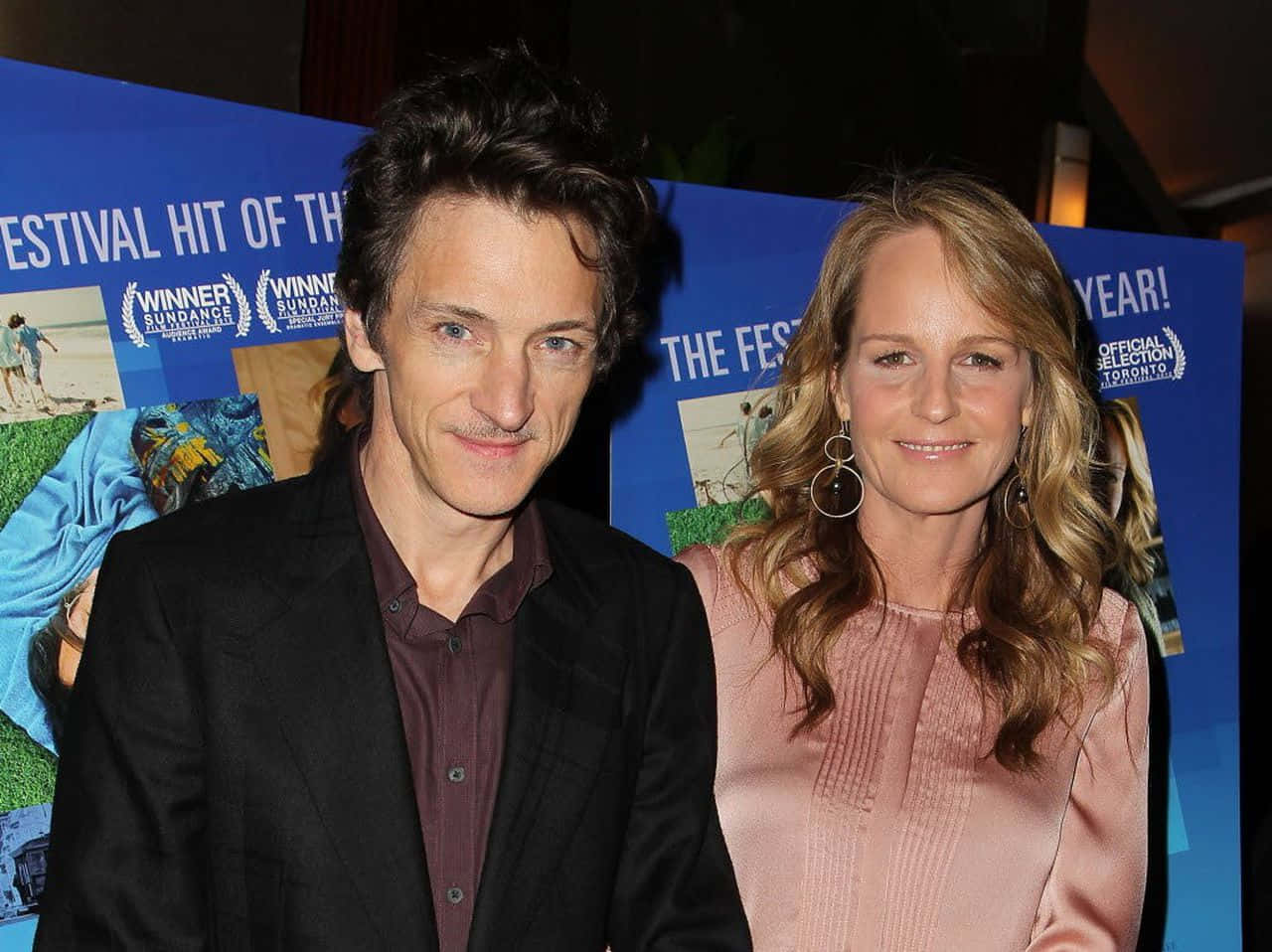 John Hawkes 桌布 壁紙 — 演員尊尼特普和女演員海倫娜寶咸卡特在電影節活動中一起擺姿勢，背後有藍色宣傳背景。