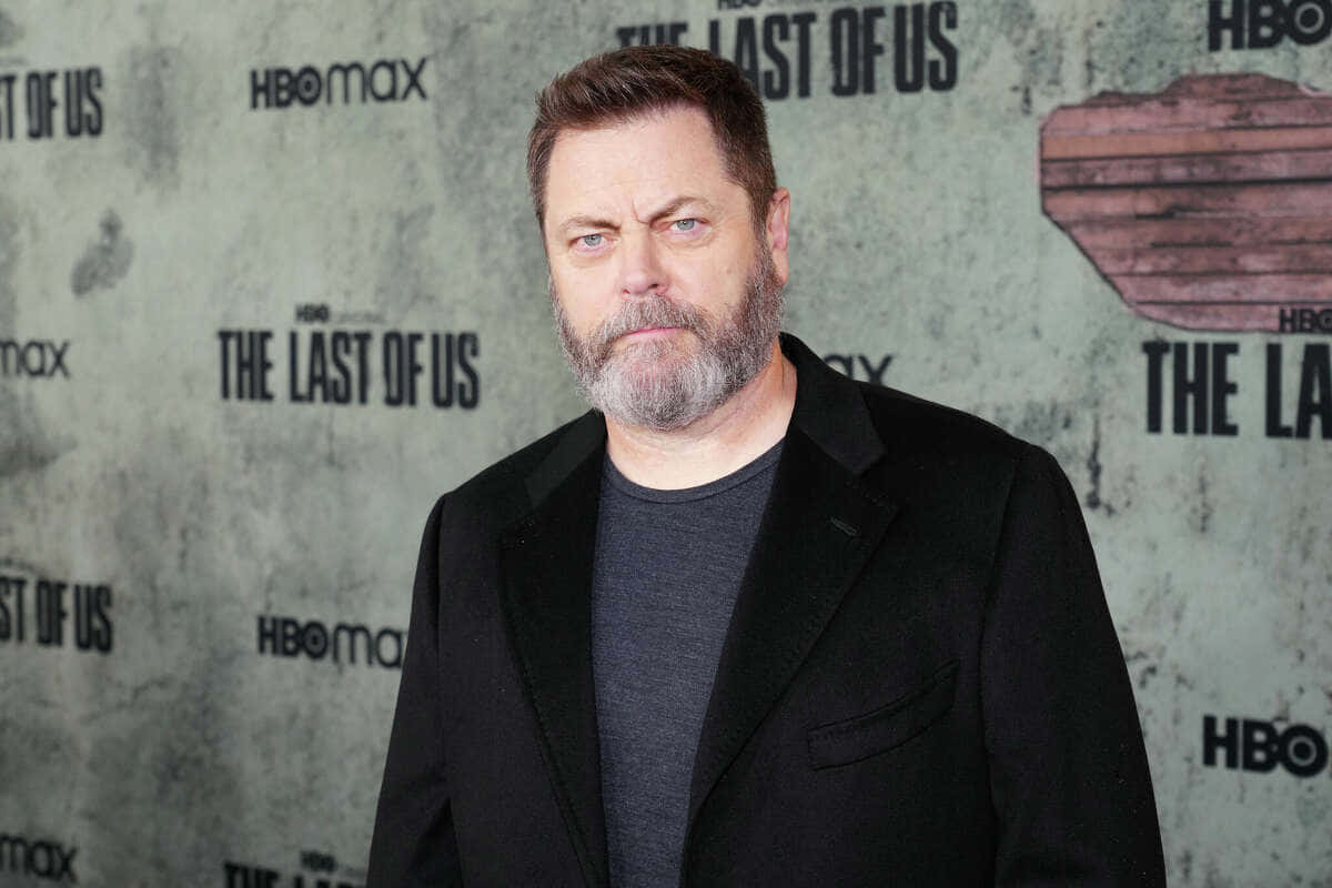 nick offerman 桌布 壁紙 — 演員尼克·奧弗曼站在帶有紋理的背景前，背景上有《最後生還者》和HBO Max標誌，表情嚴肅。