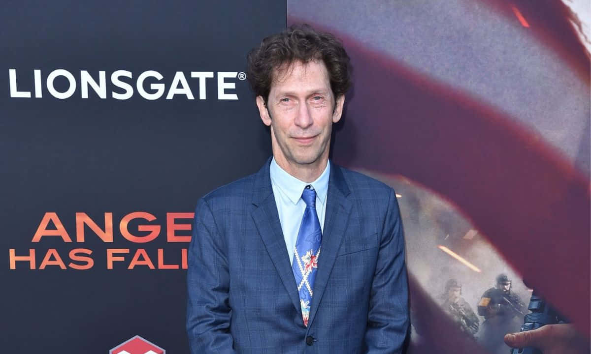 Tim Blake Nelson 桌布 壁紙 — 演員添·布力·尼爾遜喺獅門影業《天使墮落》首映禮上，身穿藍色西裝，背後有電影海報，擺出姿勢。