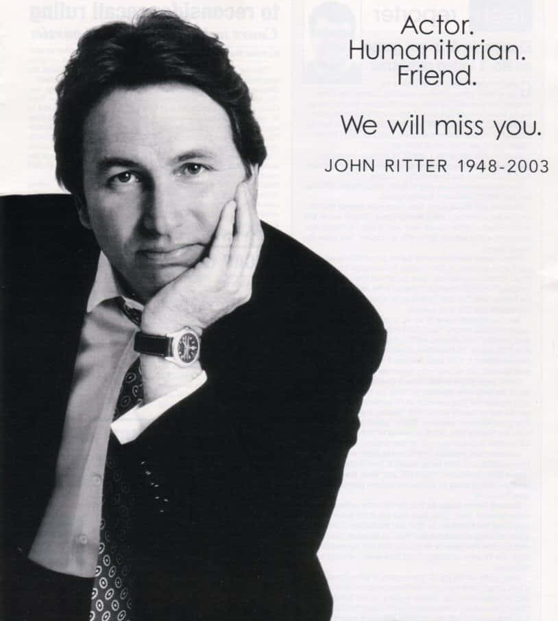 John Ritter 桌布 壁紙 — 演員約翰·里特的黑白肖像，下巴擱在手上，表情溫柔。