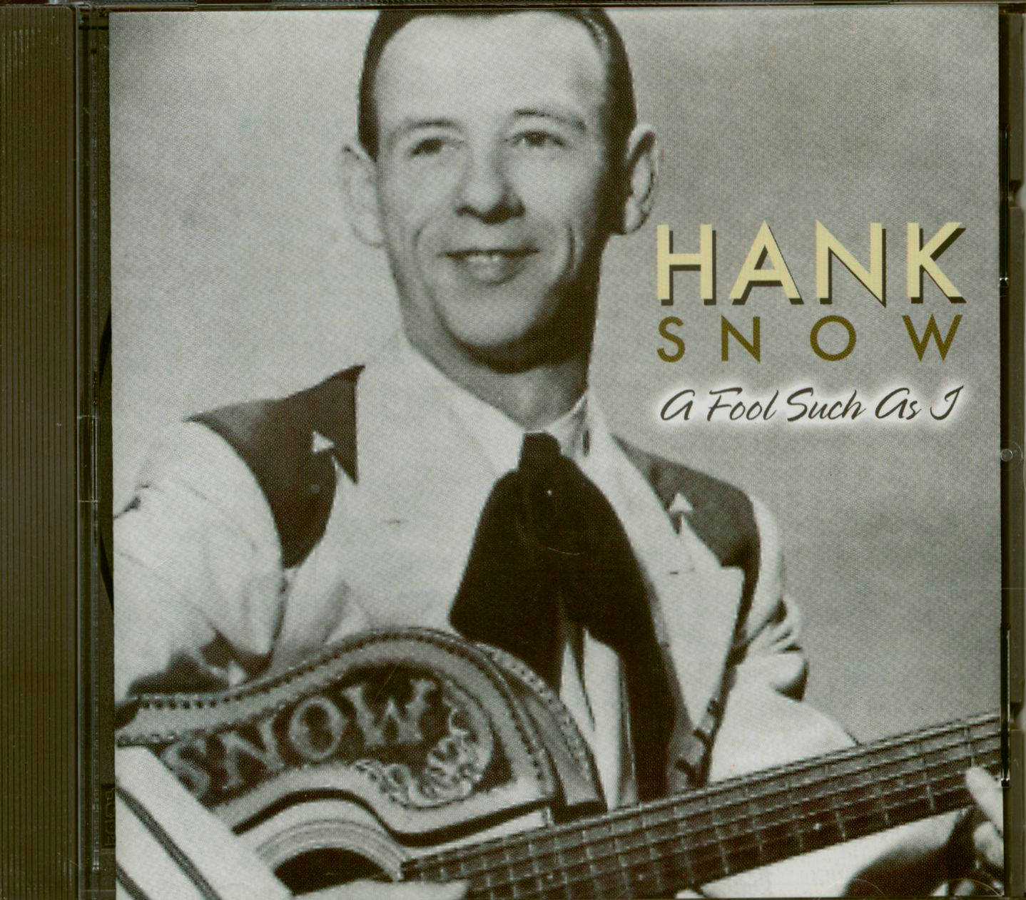 漢克·斯諾經典音樂唱片 壁紙 — 一張復古黑白肖像，Hank Snow 微笑著抱著他的結他，琴頭上有 'SNOW' 字樣。