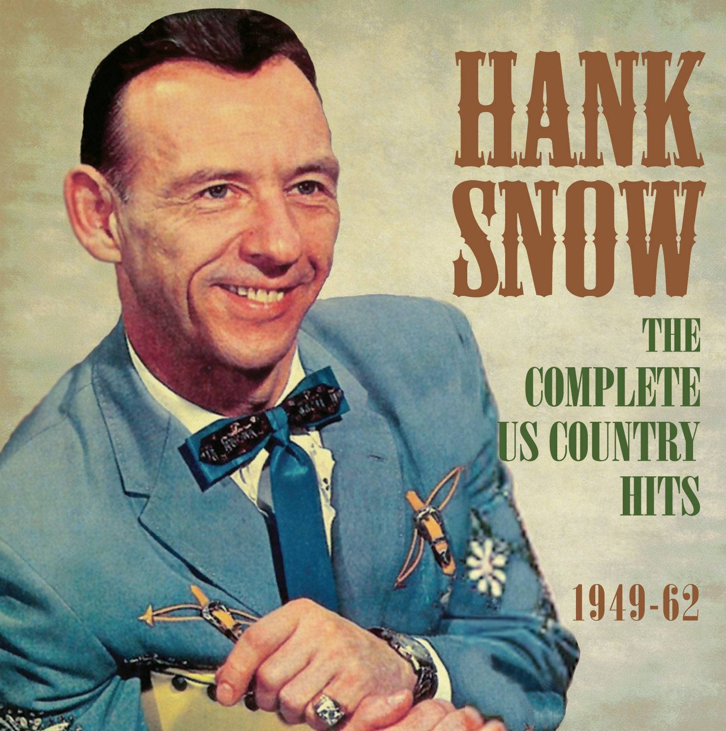 漢克·斯諾鄉村熱門歌曲海報 壁紙 — Hank Snow 身穿藍色西裝，配以牛仔主題配飾，在復古專輯封面上溫暖微笑。