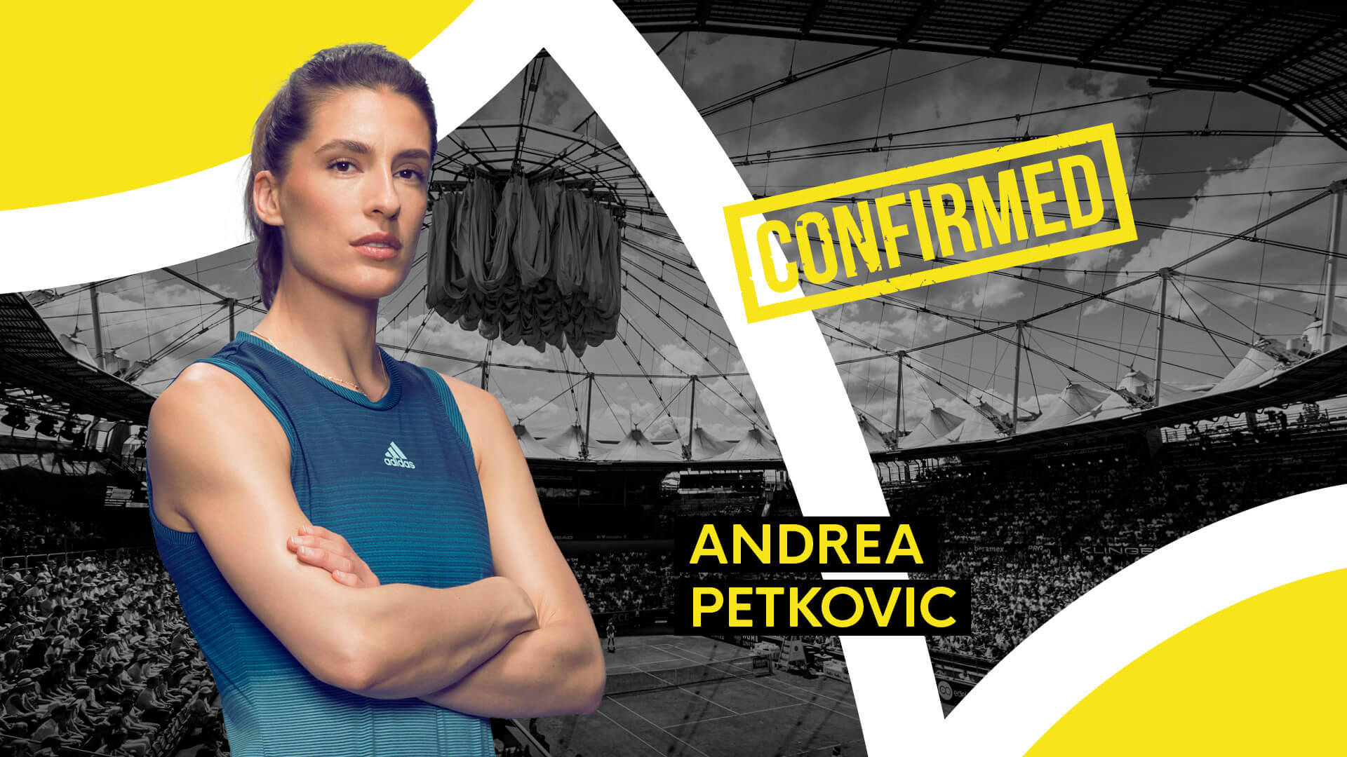 漢堡公開賽安德烈亞·佩特科維奇 壁紙 — 自信滿滿的網球選手Andrea Petkovic身穿藍色運動上衣，雙手交叉站立，背景分為體育館和大膽的黃色圖形元素。