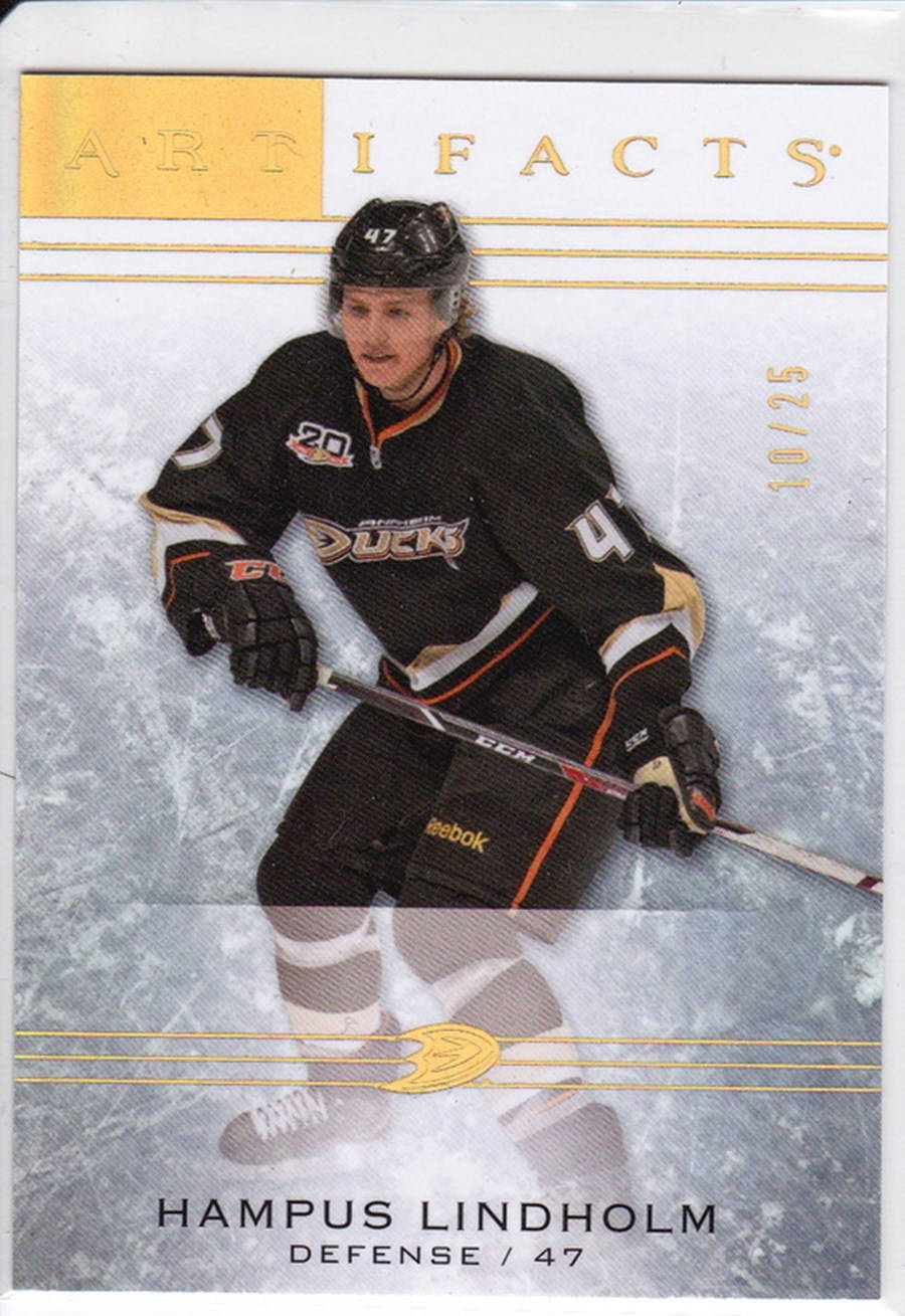 曲棍球運動員 Hampus Lindholm 身穿黑色 Ducks 制服在冰上滑冰。