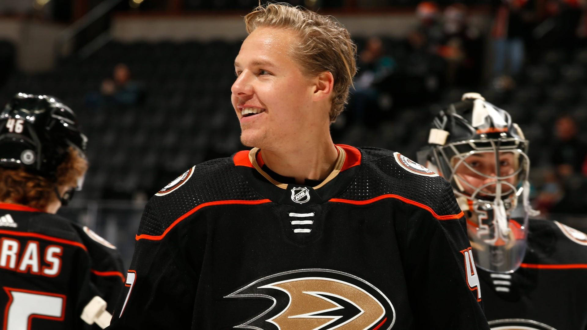 曲棍球運動員在比賽中穿著Anaheim Ducks球衣微笑