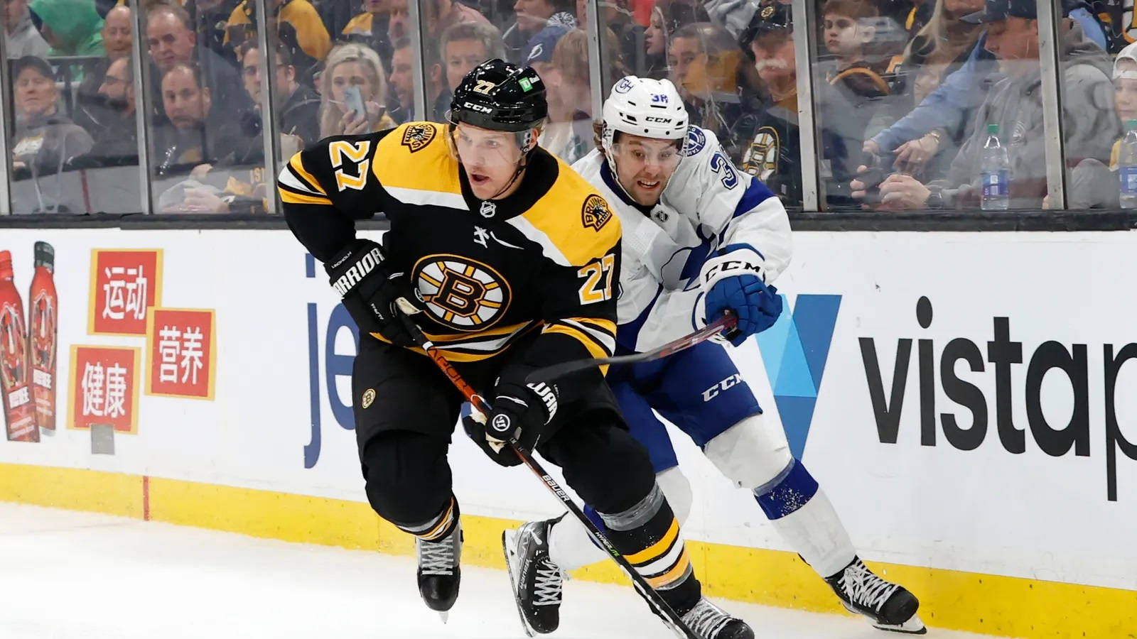 兩位冰球運動員在NHL比賽中爭奪控球權。