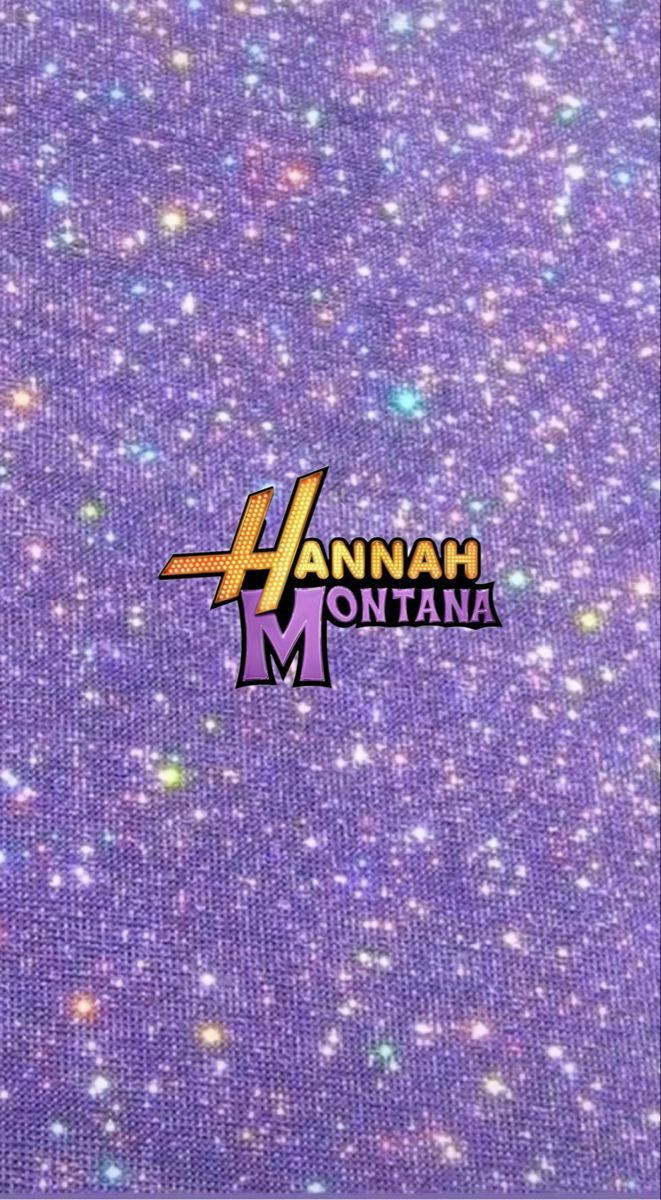 漢娜蒙塔娜標誌 壁紙 — Hannah Montana 標誌在閃爍的紫色閃粉背景上發光，並點綴著彩色星星。