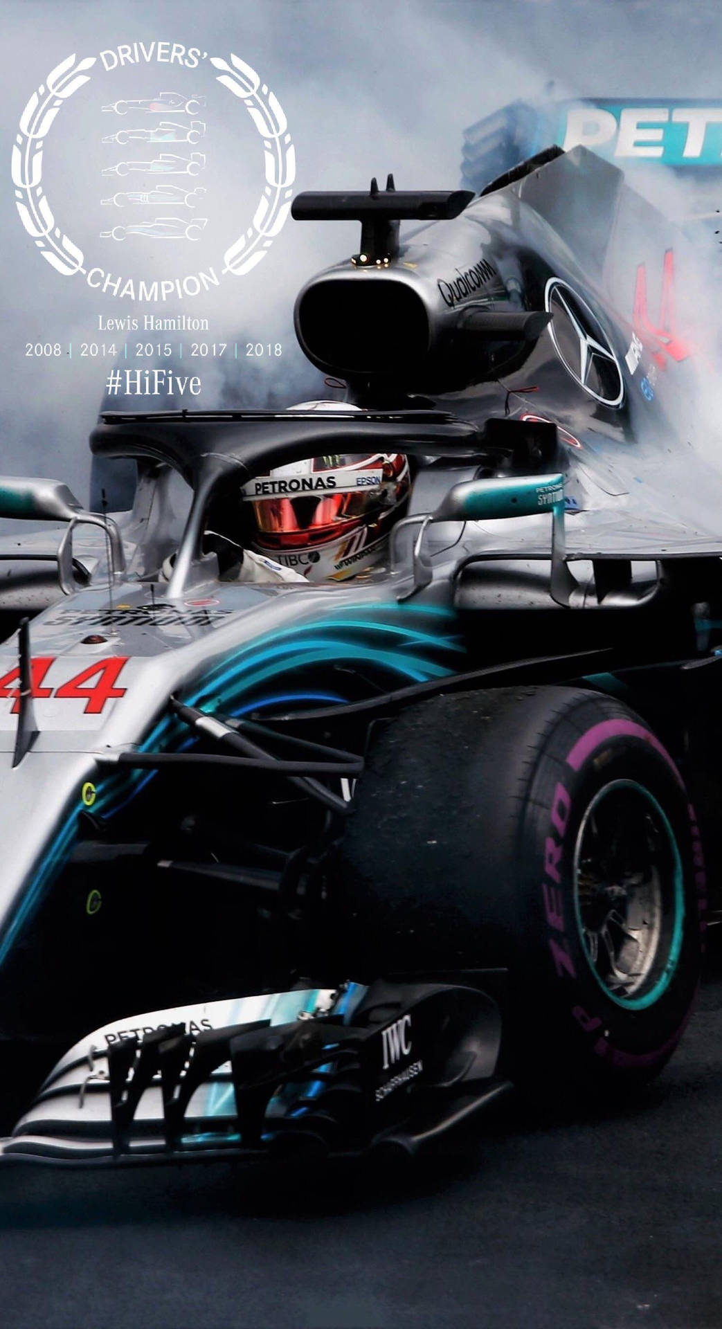Lewis Hamilton 的 F1 賽車，帶有冠軍桂冠和煙霧效果。