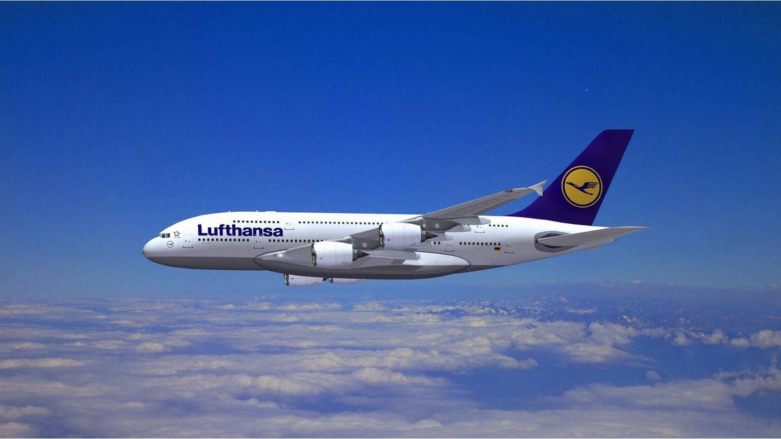 漢莎航空空中巴士A380飛越雲層，背景有山脈