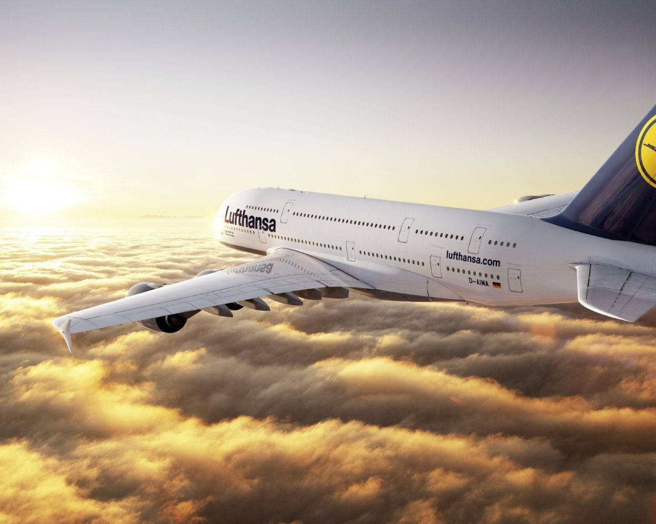 漢莎航空飛機在日出時飛越金色雲層。
