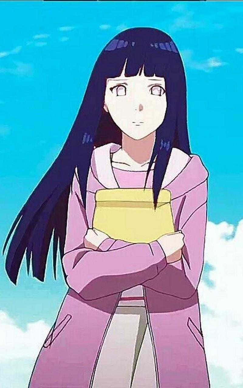 穿著粉紅色連帽衫的動漫女孩在藍天下拿著黃色的書