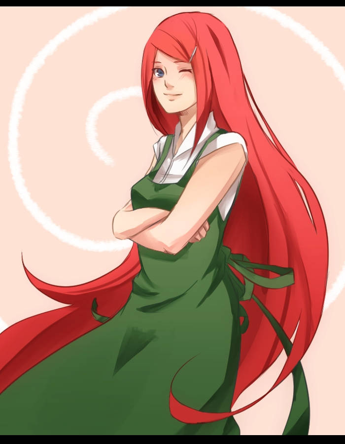 漩渦玖辛奈數位藝術 壁紙 — 一個開心的動漫女孩，長長嘅紅頭髮同綠色圍裙，企喺一個有白色漩渦嘅柔和粉紅色背景前面，交叉住手臂。